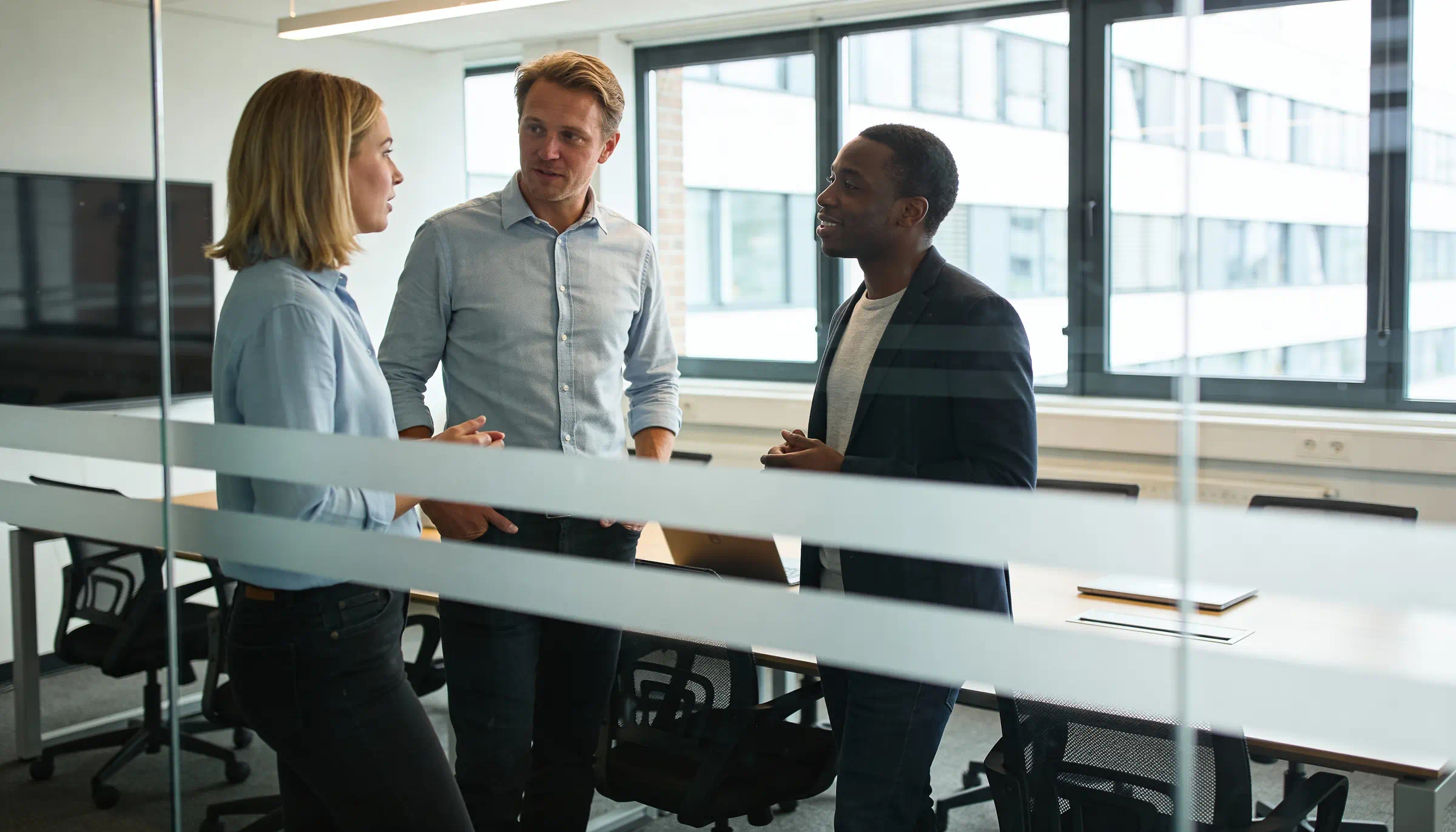 Account Executive voert een eerste commercieel gesprek met een potentiële B2B-klant.