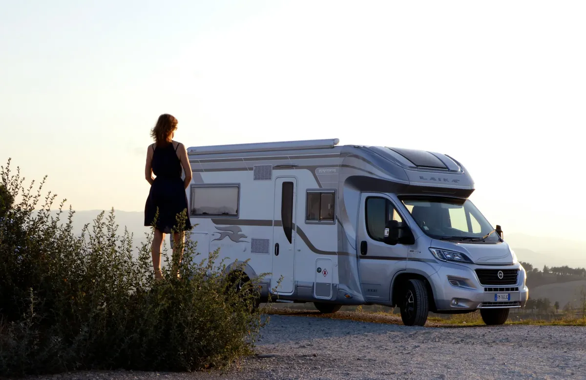 Autocaravana de gama alta aparcada en plena naturaleza. El seguro de autocaravanas Allianz en Murcia protege tu vehículo vivienda y tu libertad sin sobresaltos. Tramitado por AMB Seguros.