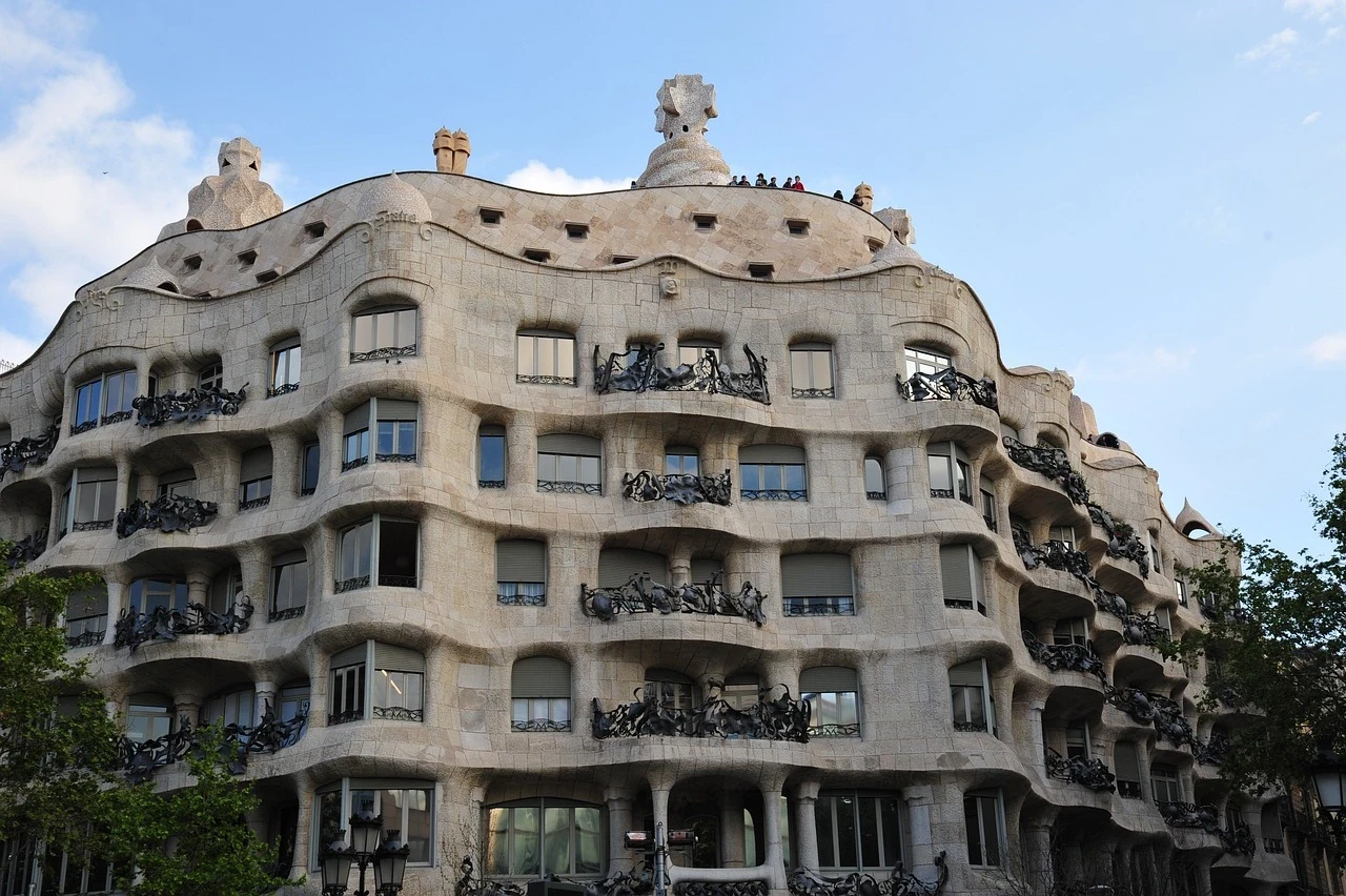 Fachada de la Casa Milà en Barcelona, uno de los atractivos de Gaudí que podés visitar pagando tus entradas con la billetera virtual de Takenos.