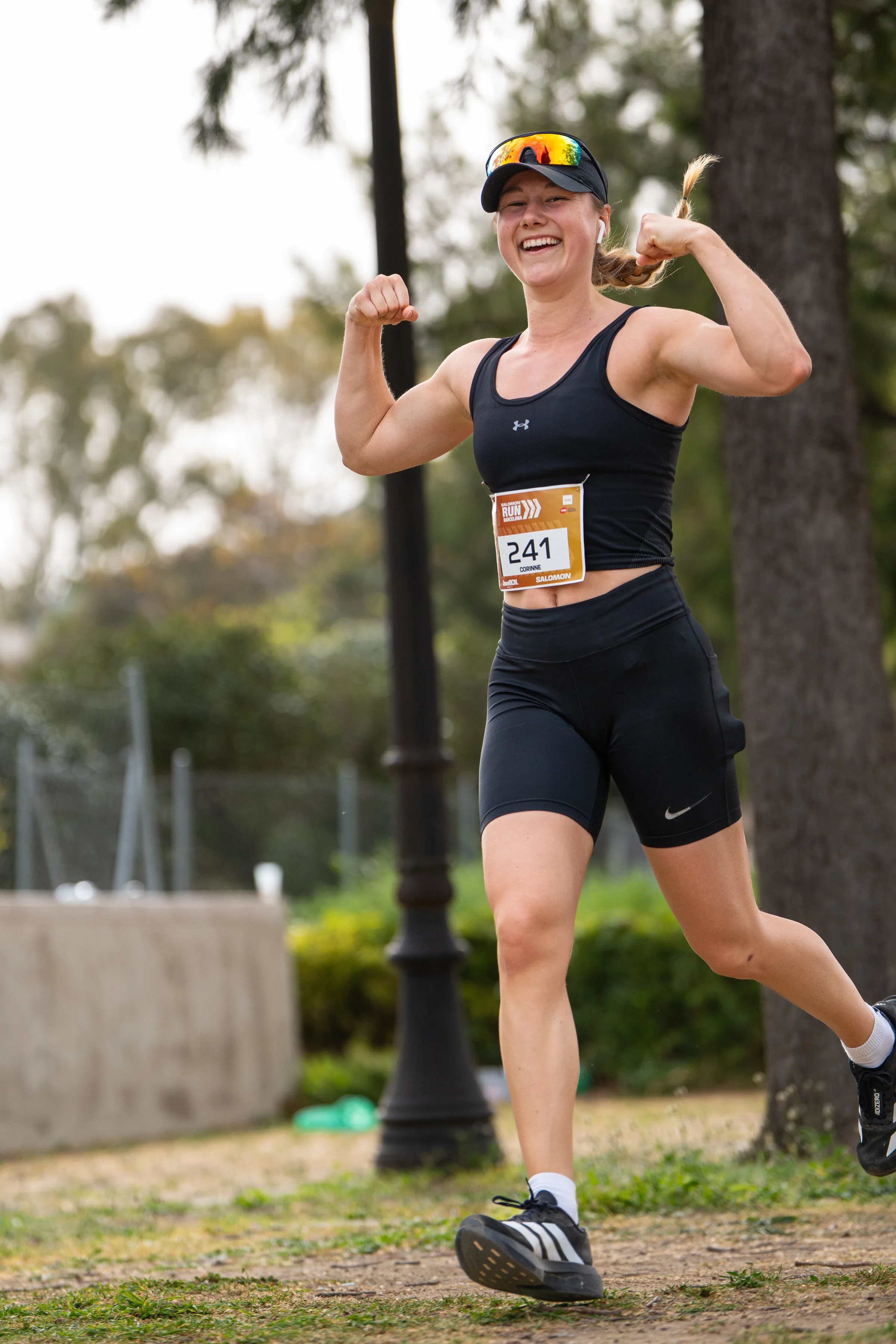 Participantes de la Salomon Run Barcelona 2026 subiendo escaleras del MNAC en Montjuïc