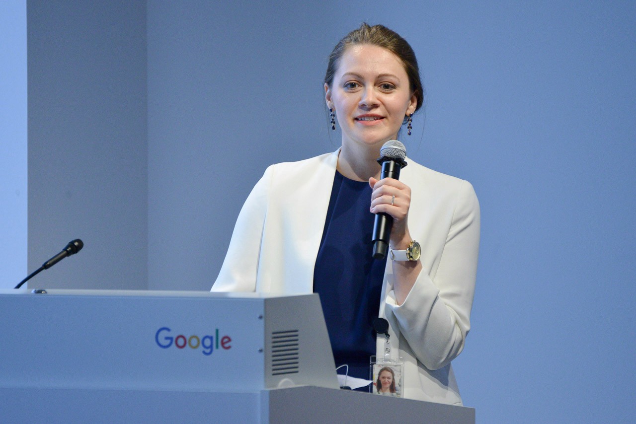 Mitarbeiterin von Google Rednerpult mit Mikro - Fachkonferenz Online Marketing - internetwarriors