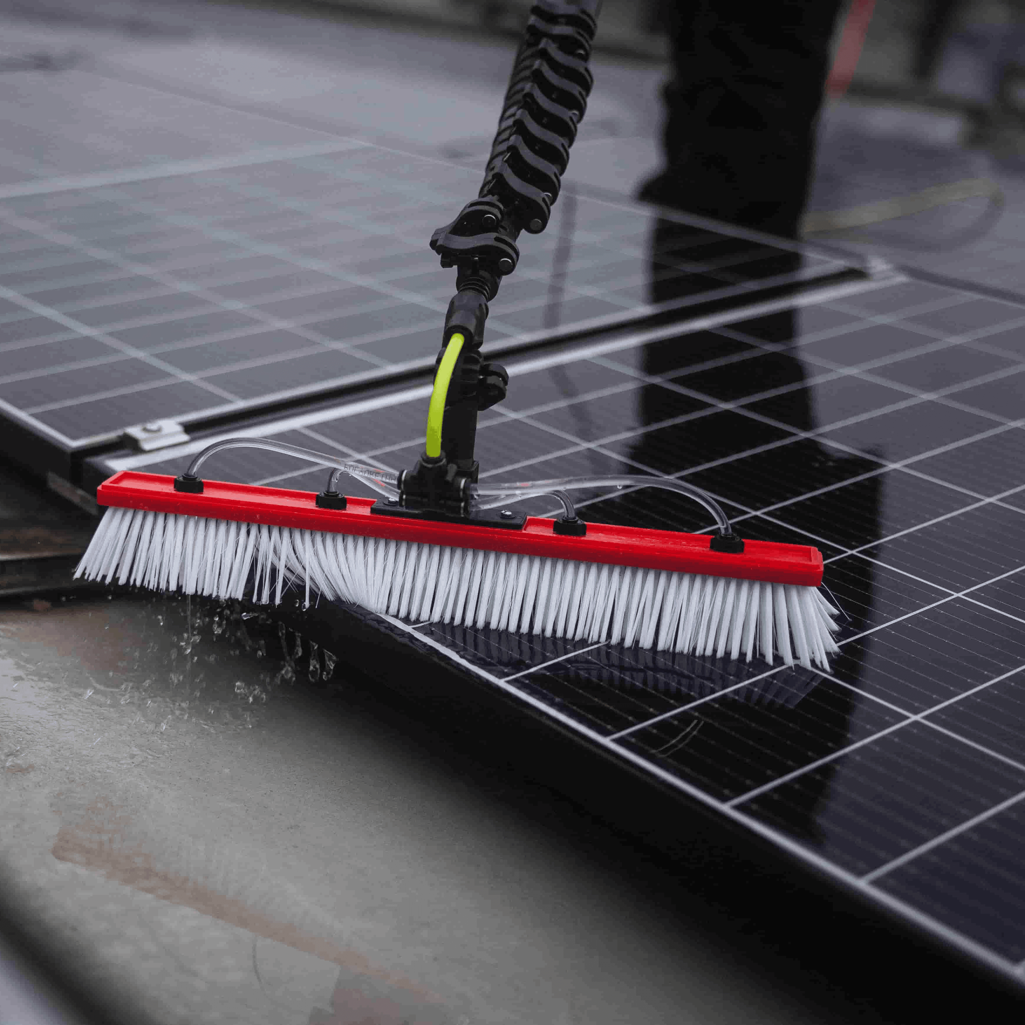 Solaranlage wird mit Osmose-Reinigung von DER SOLARWART professionell gereinigt, um Erträge und Werterhalt zu steigern.
