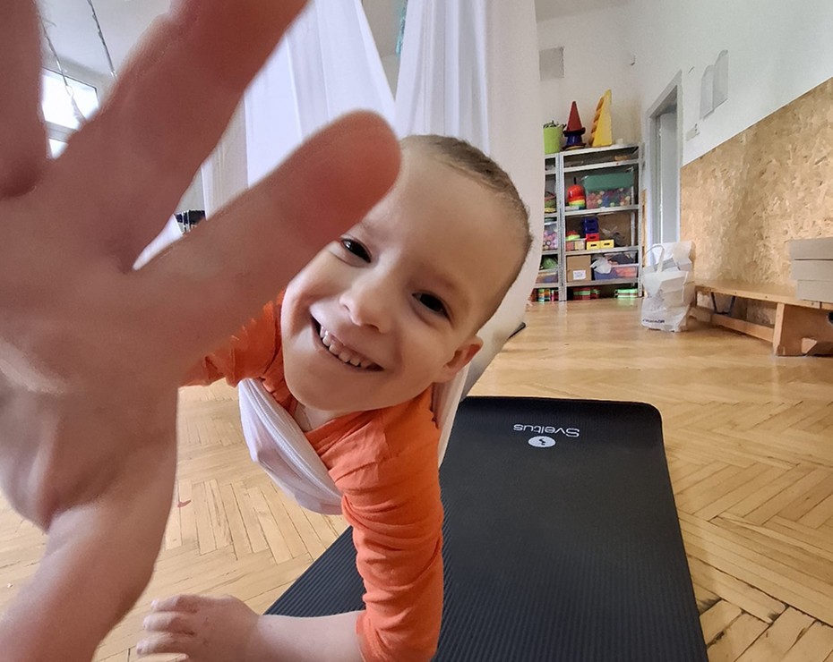 Hravý portrét chlapce na cvičební podložce ve školce