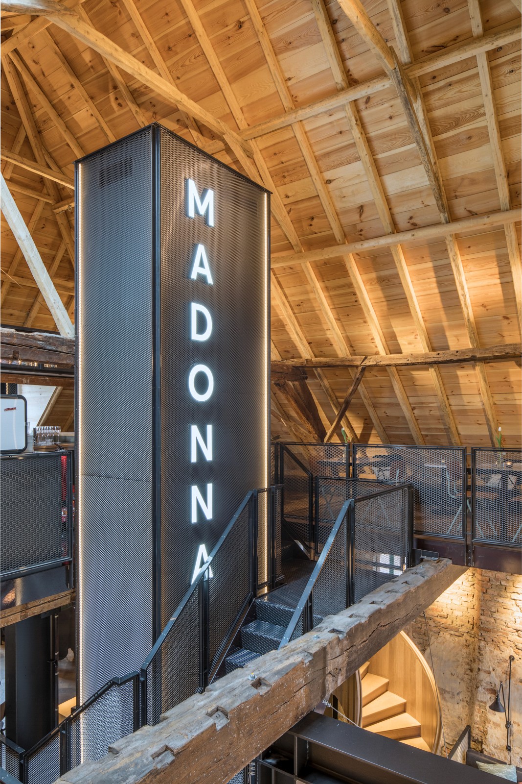 Positive Space, Madonna - schacht en trap