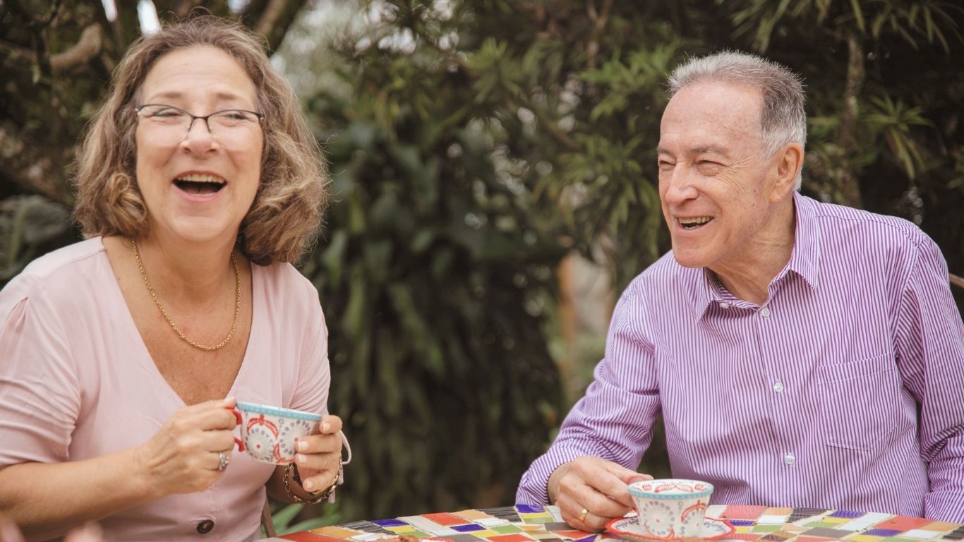 Couple parlant de la succession