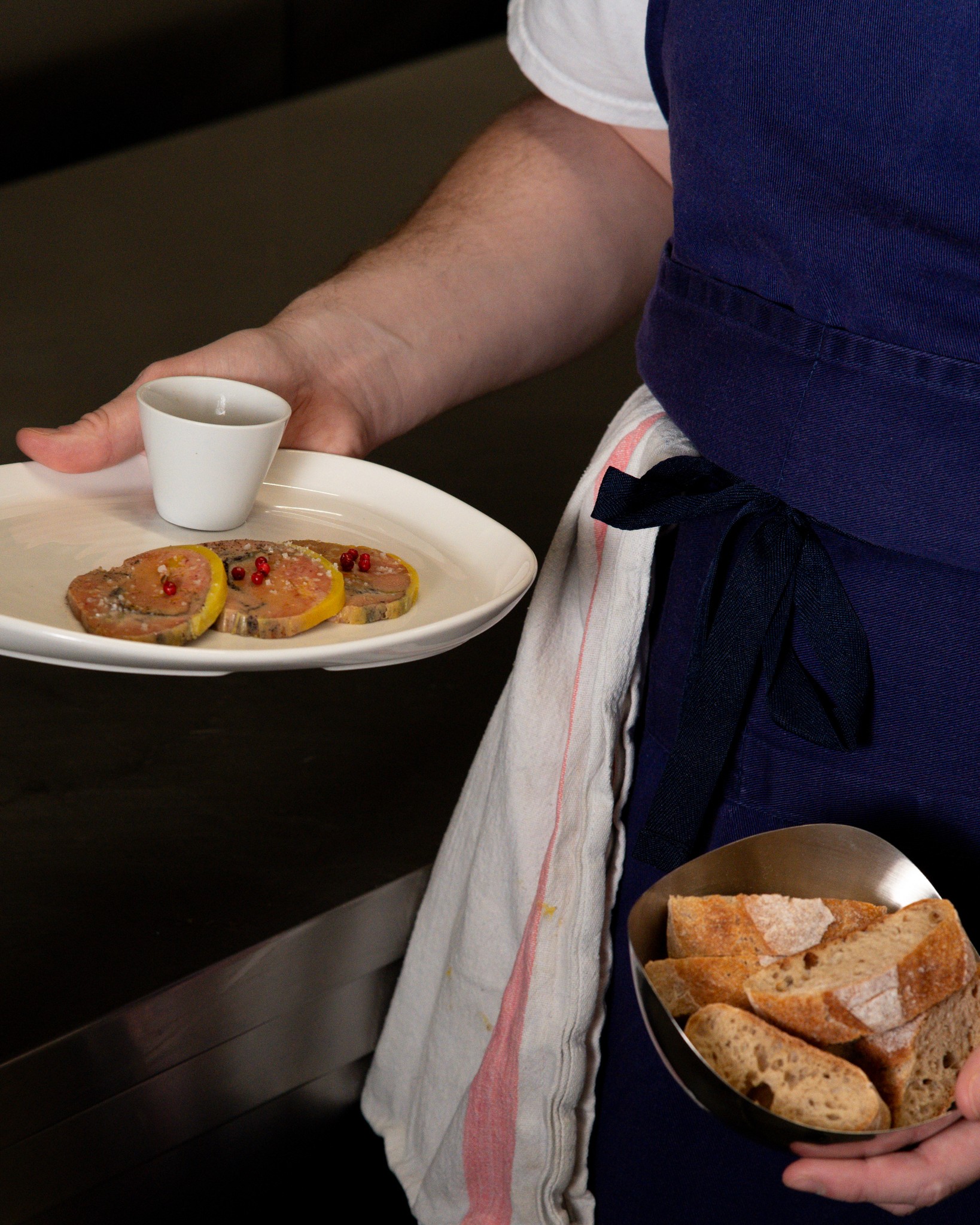 Visuel d’un plat de saison servi à La Coupe d’Or à Vichy, mettant en avant une cuisine fraîche, créative et soignée, accompagnée d’une sélection de vins locaux et abordables.