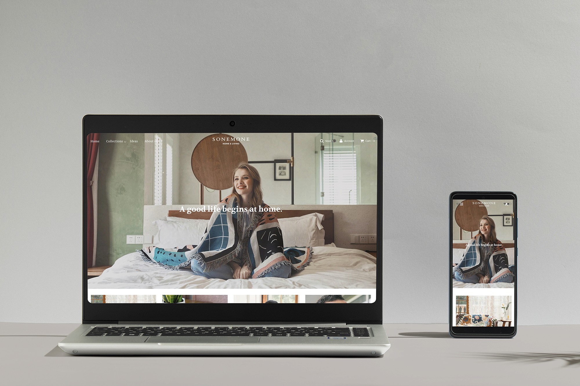 這張圖像展示了SONEMONE品牌的網站在桌機和手機上的設計。網站首頁展示了一位愉快的女性坐在床上的照片，搭配上品牌標語「A good life begins at home」。