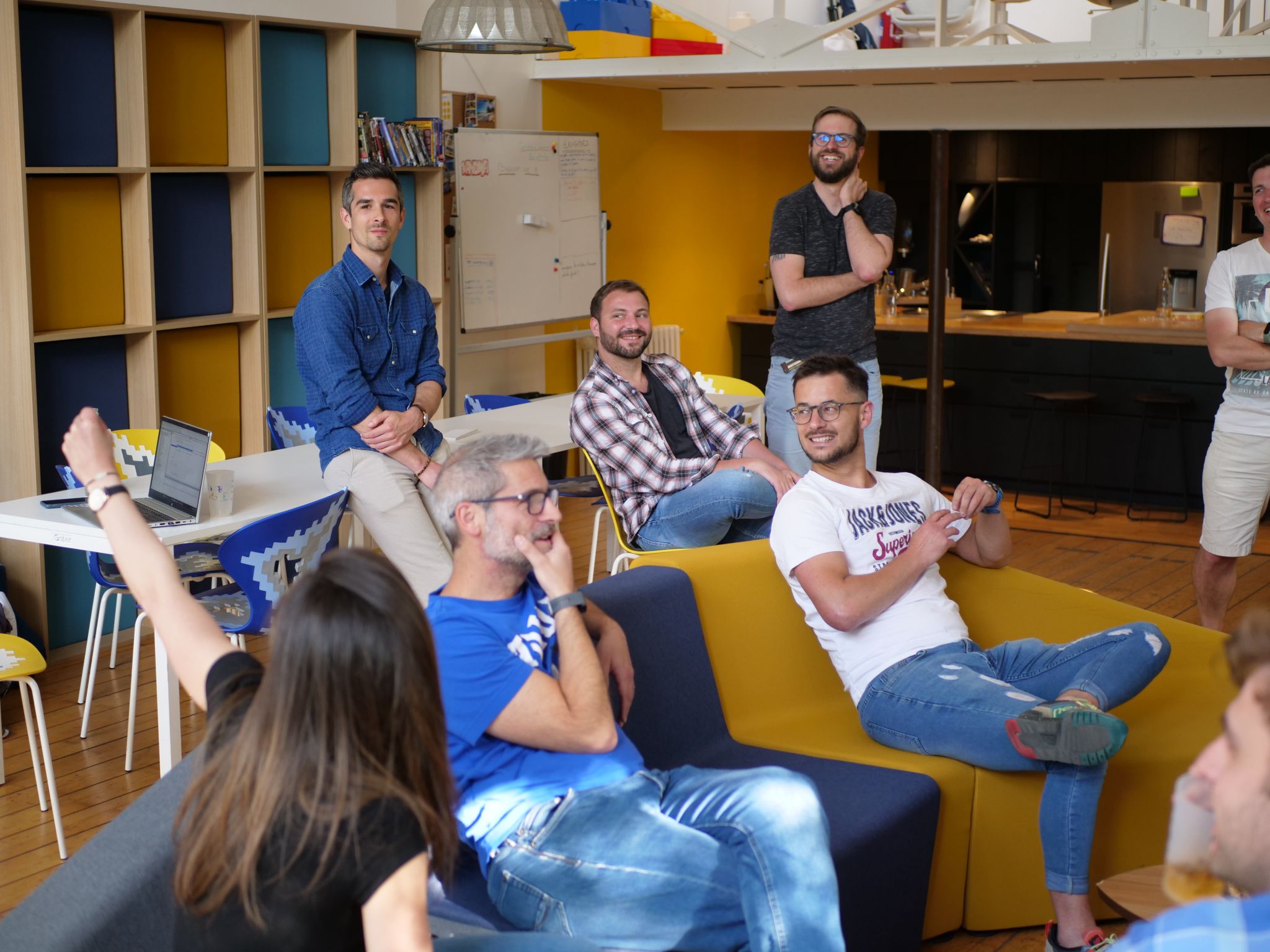 groupe en train de suivre une présentation