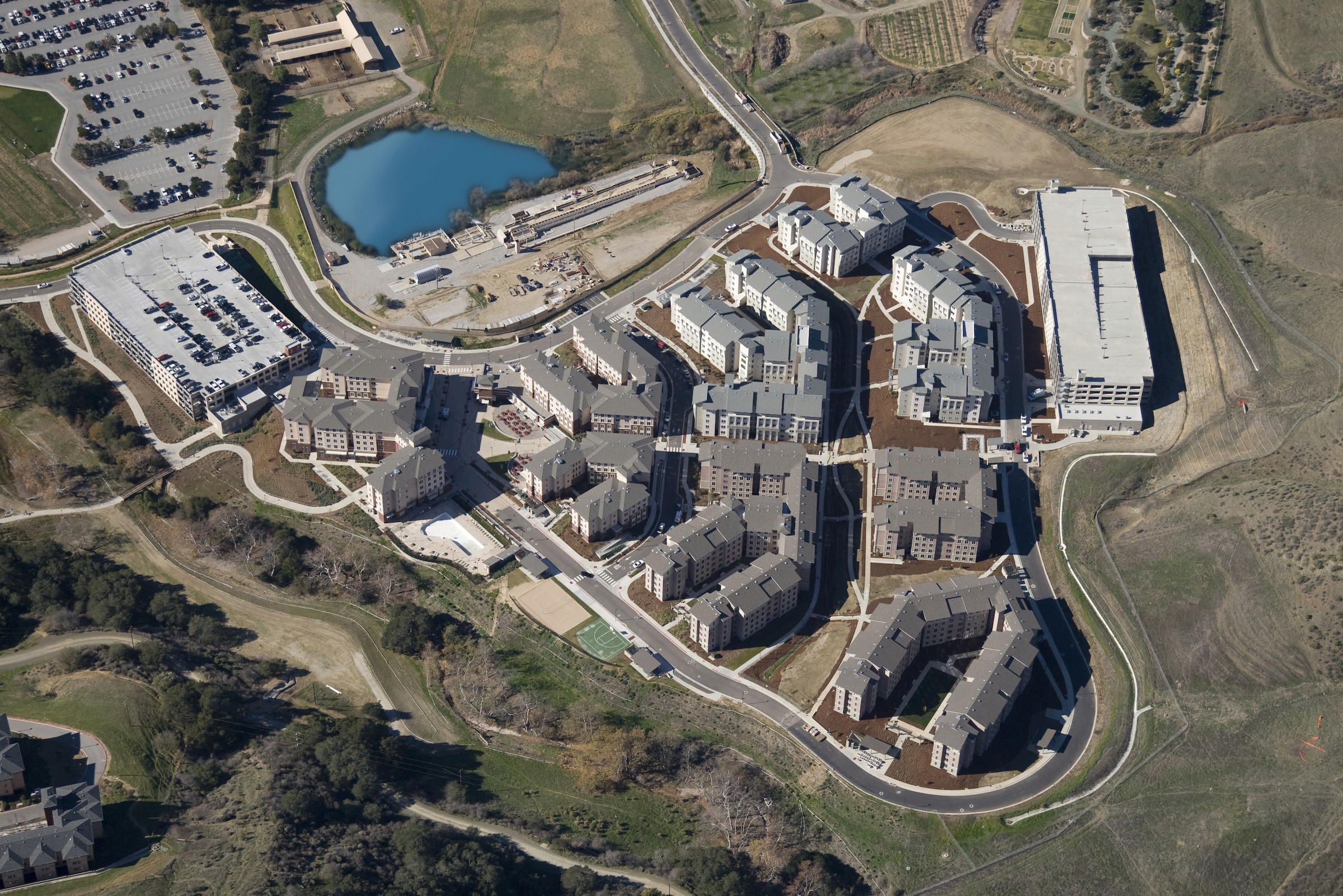 AS SEEN FROM THE AIR, IT’S CLEAR TO SEE WHY POLY CANYON VILLAGE IS REGARDED AS THE LARGEST STUDENT HOUSING COMPLEX UNDERTAKEN BY AN AMERICAN UNIVERSITY TO DATE IN A SINGLE CONSTRUCTION PROGRAM.