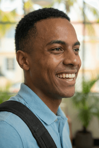 Portrait de Nicolas, diplômé du Master Cybersécurité à l'ICEA Martinique, témoignant de l'impact de sa formation éthique sur son engagement actuel au sein d'une ONG martiniquaise.