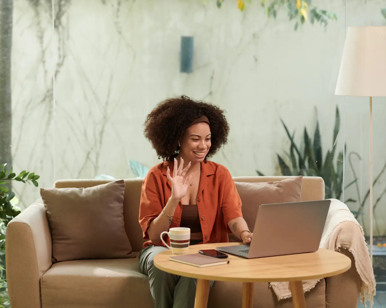 Mujer viendo laptop guia de diseño de tienda online 2025