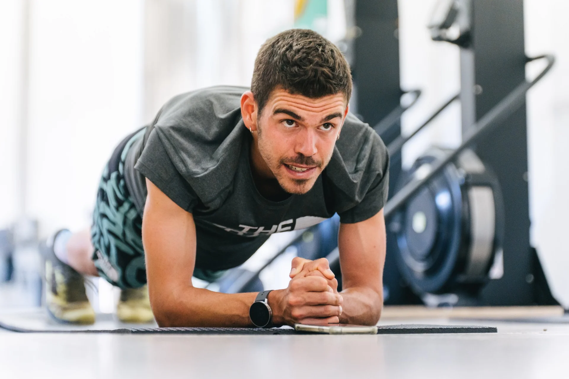 Pau Capell réalise des exercices de musculation et tests de performance dans le laboratoire The North Face