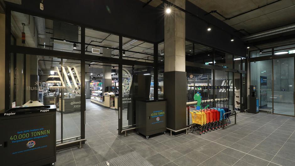 Im Ein- und Ausgangsbereich fällt gleich der dunkle Look des Discounters auf. Lediglich die bunten Kinder-Einkaufswagen durchbrechen ihn.