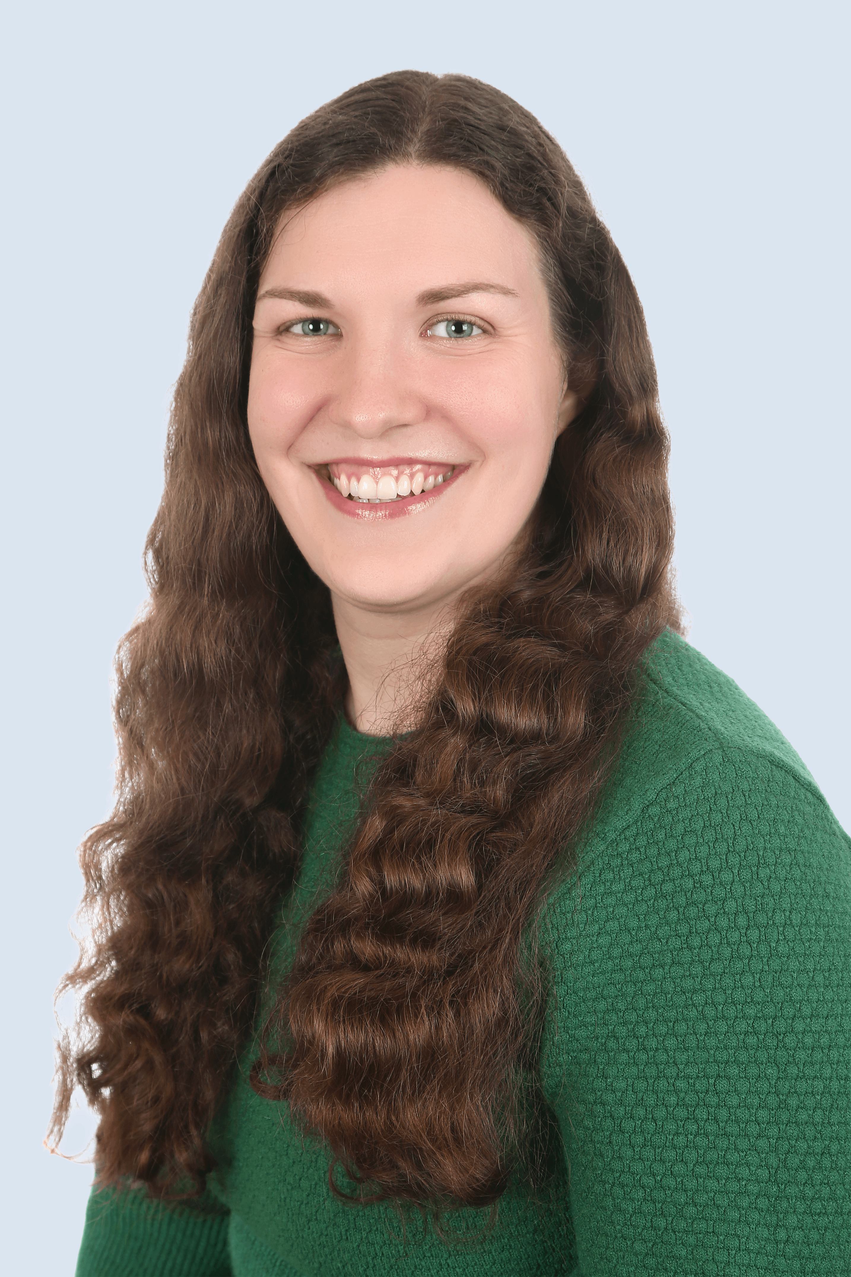 Frau mir weißen Haaren und einem breitem lächeln 