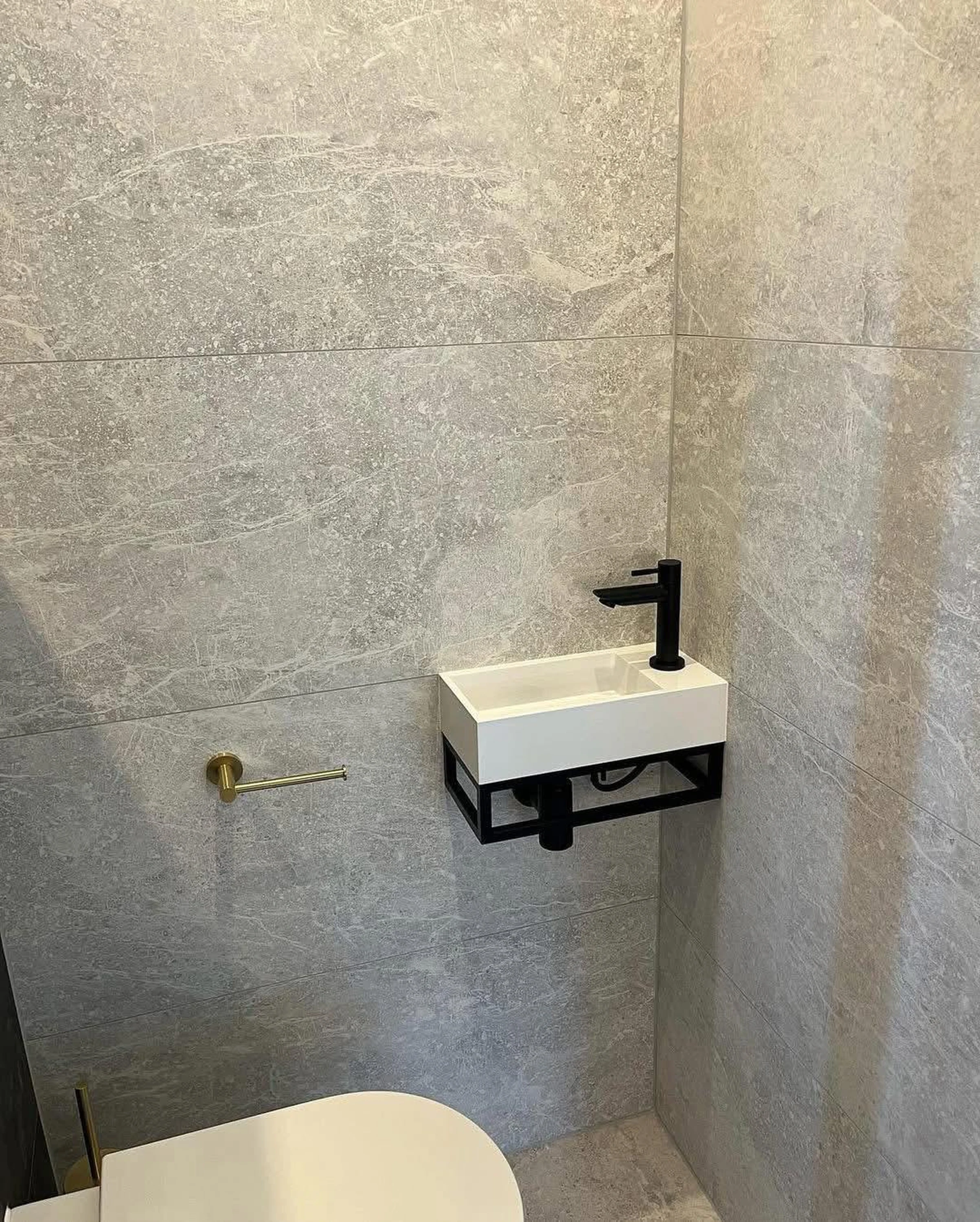 Détail — joint creux entre lambris et minéral.