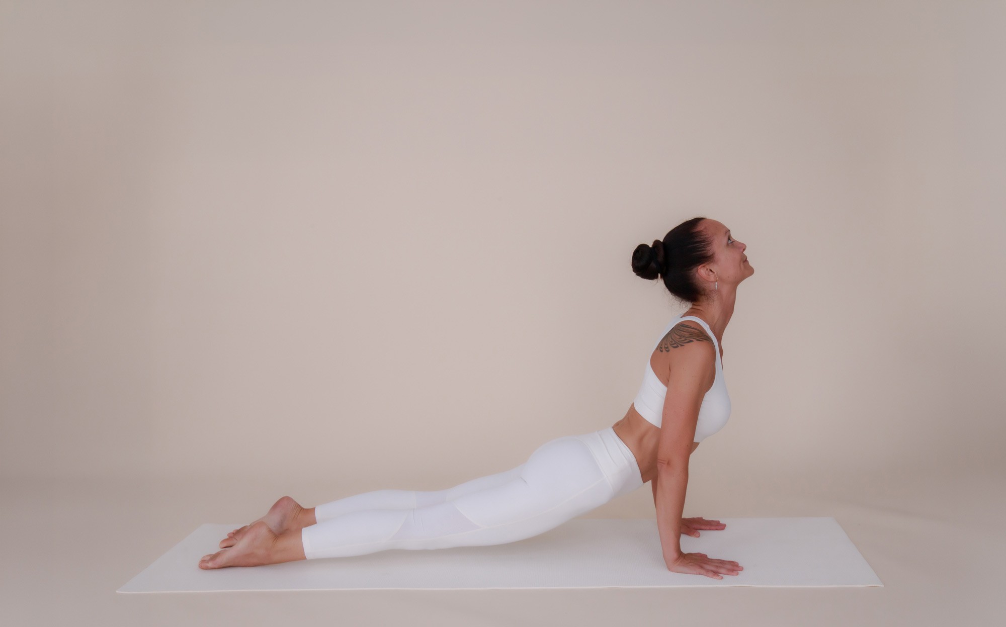 Frau in einer ruhigen Yoga-Pose in natürlicher Umgebung