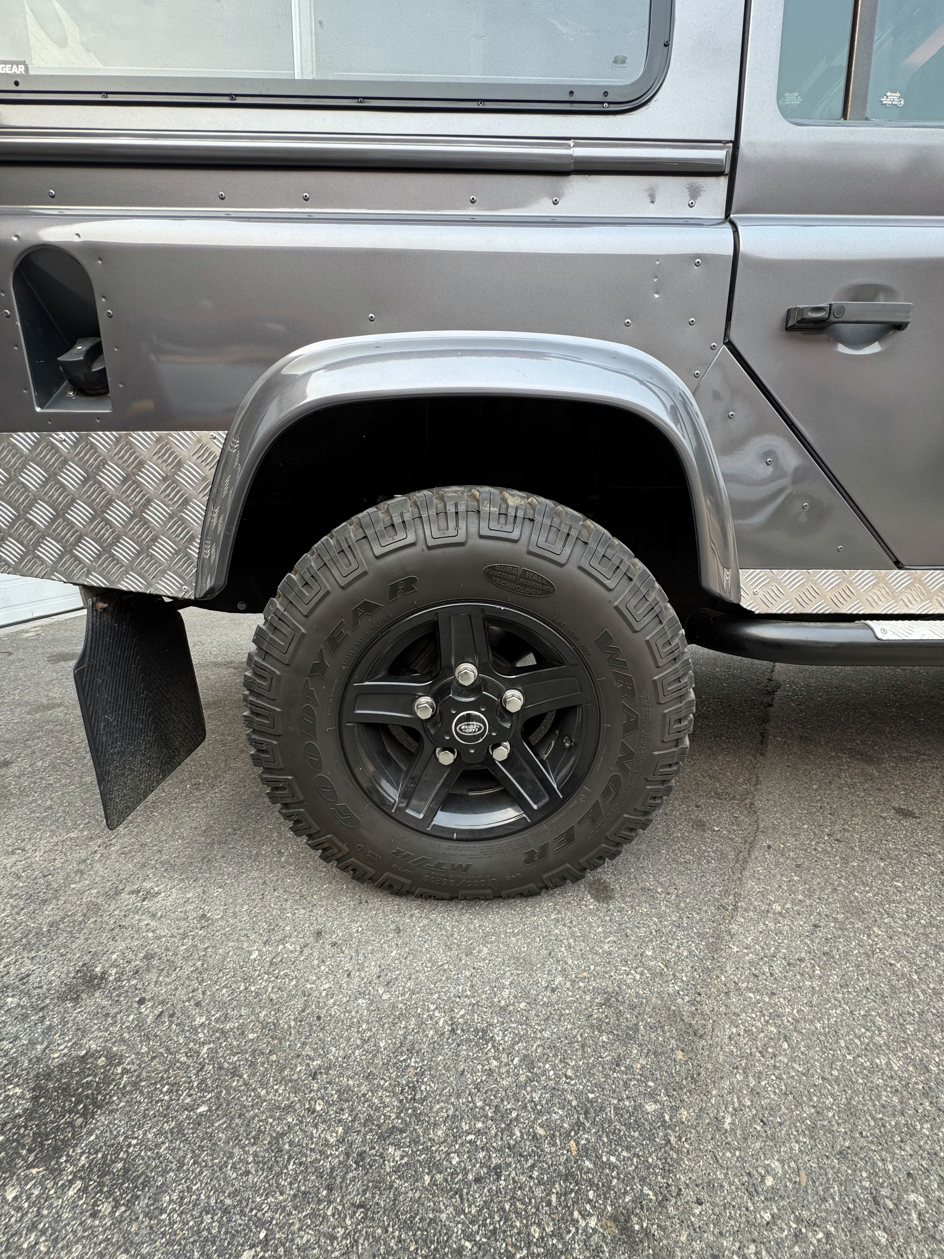 Land Rover Defender 110 photo 4