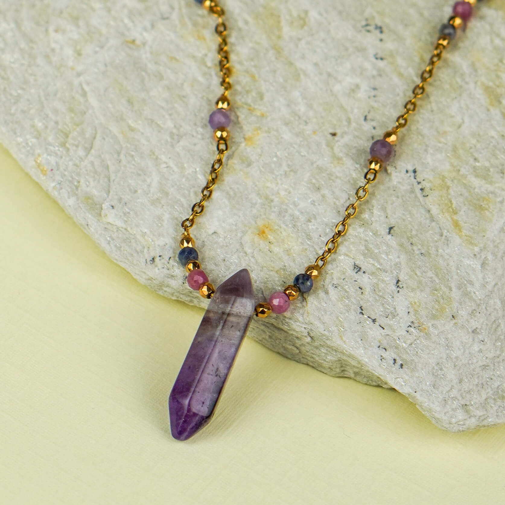 Naszyjnik łańcuszek z kamieniami z zawieszką z ametystu to talizman wspomagający wewnętrzne prowadzenie, intuicję