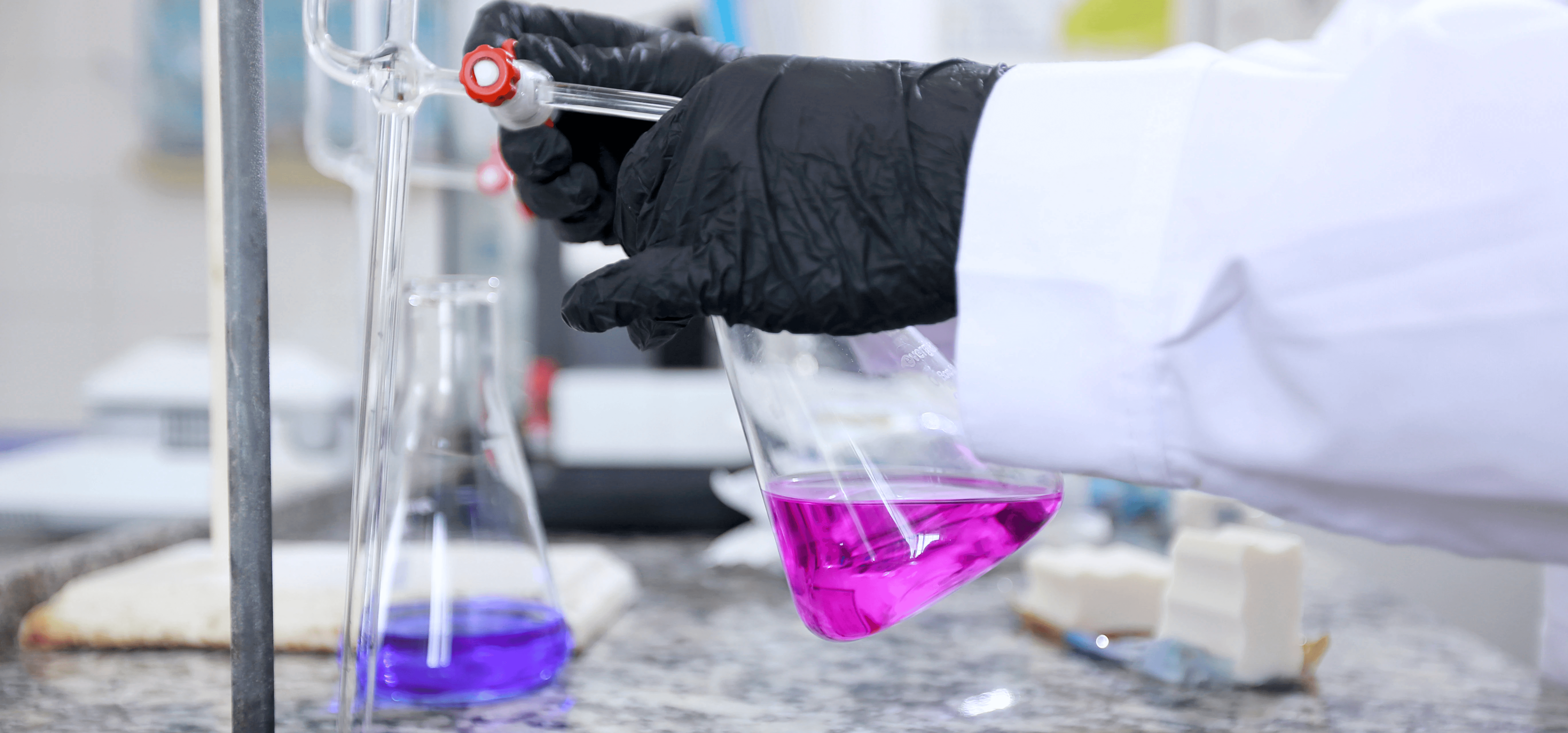 Ensayo de calidad de grasas y jabones en laboratorio PQL.