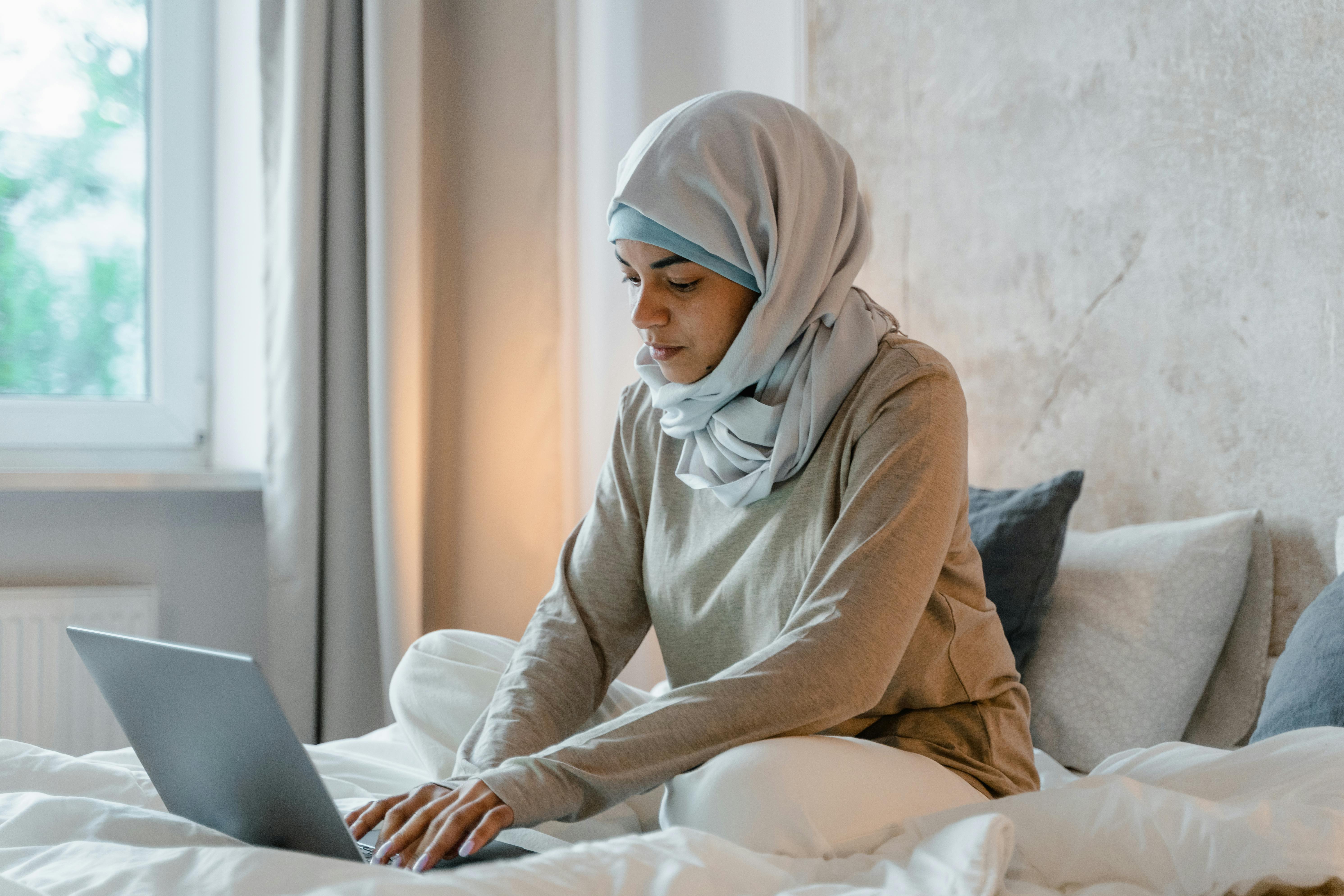 perempuan yang sedang bahagia