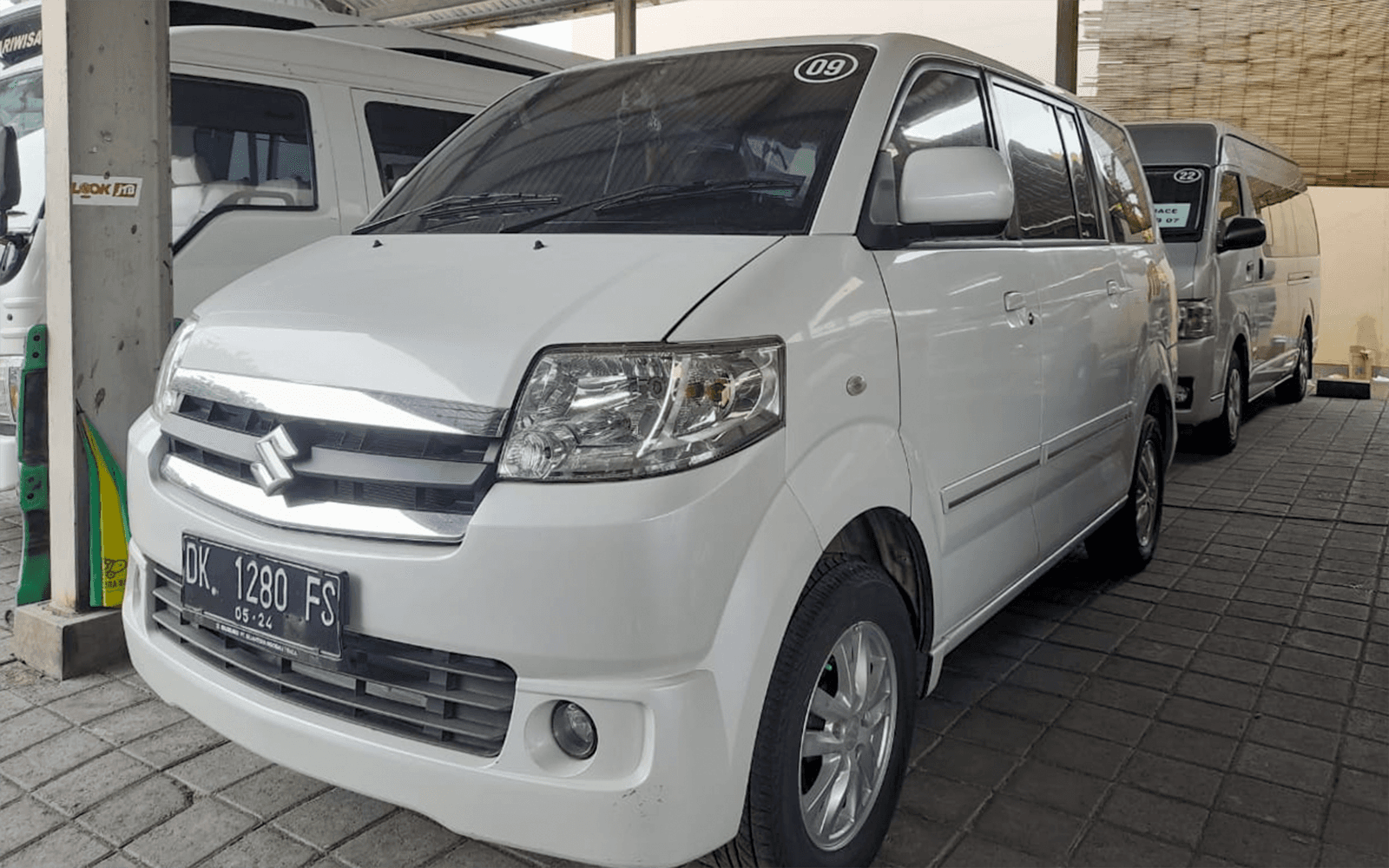 רכב הסעות מנמל התעופה באלי חונה בשדה התעופה הבינלאומי נגורה ראי.