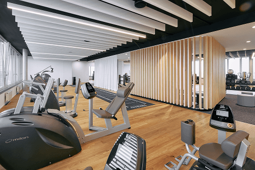 Moderner Trainingsbereich im Fitnessstudio in Denkendorf