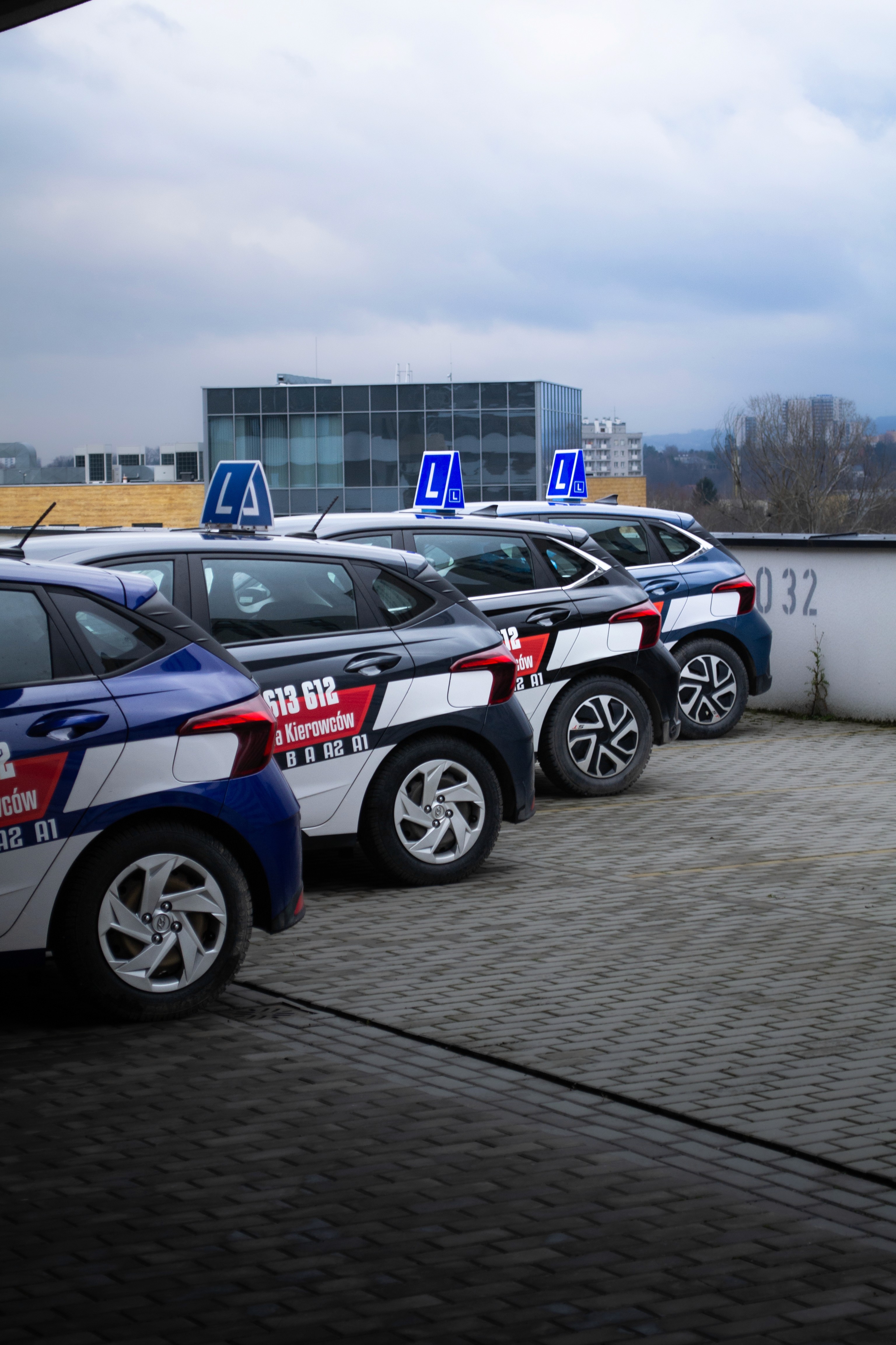 Flota pojazdów w szkole nauki jazdy OSK You Can Drive w Rzeszowie.