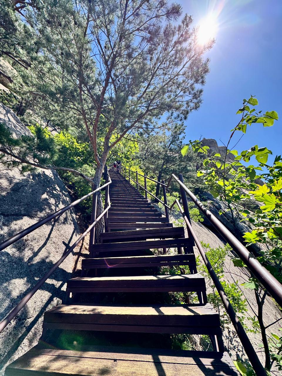 The stairs to the Ulsanbawi summit.