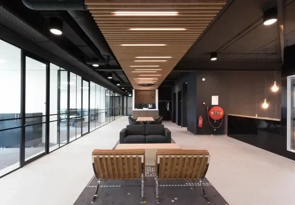 Interieur van modern kantoorgebouw met houten plafond
