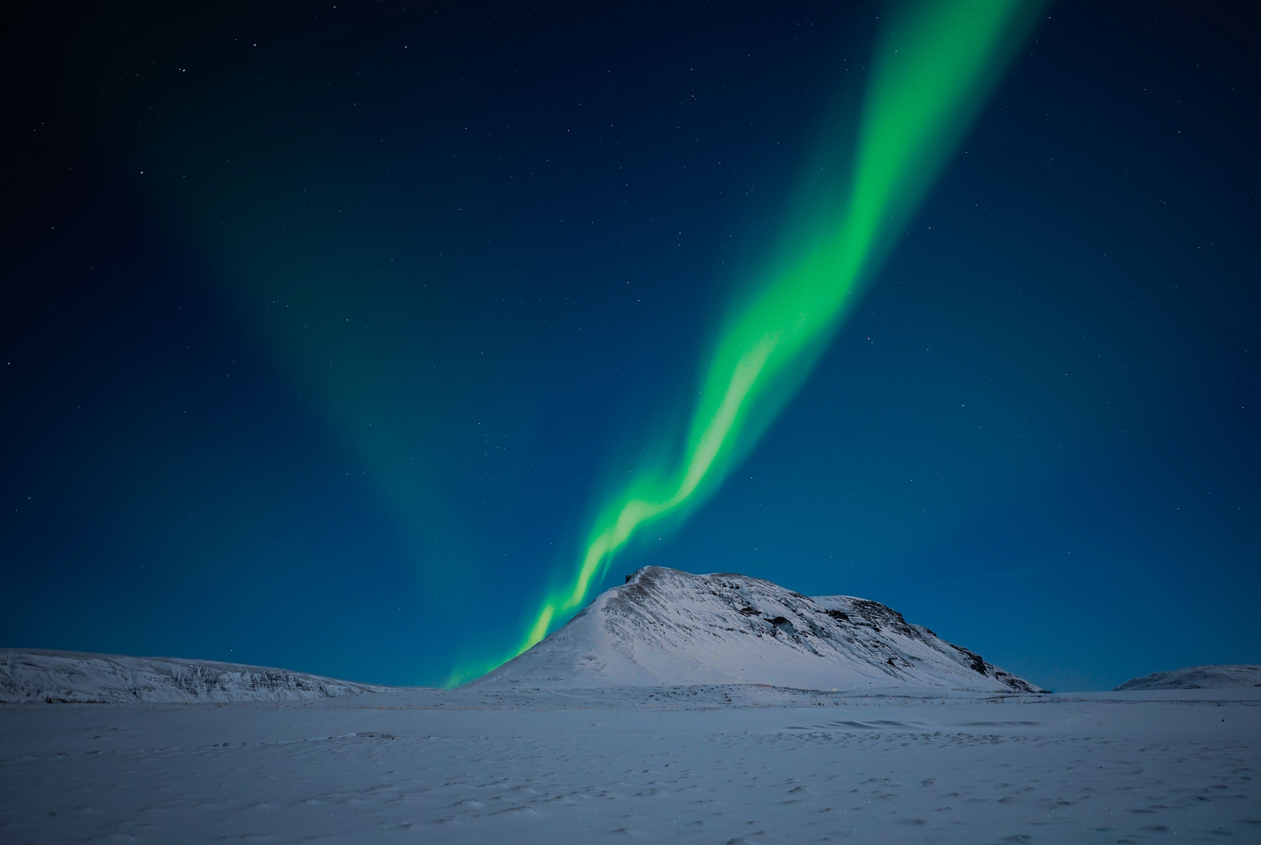 Northern Lights tour photography from Aurora Experts in Iceland, featuring guests beneath the aurora, winter landscapes, and vivid skies over remote Icelandic locations.