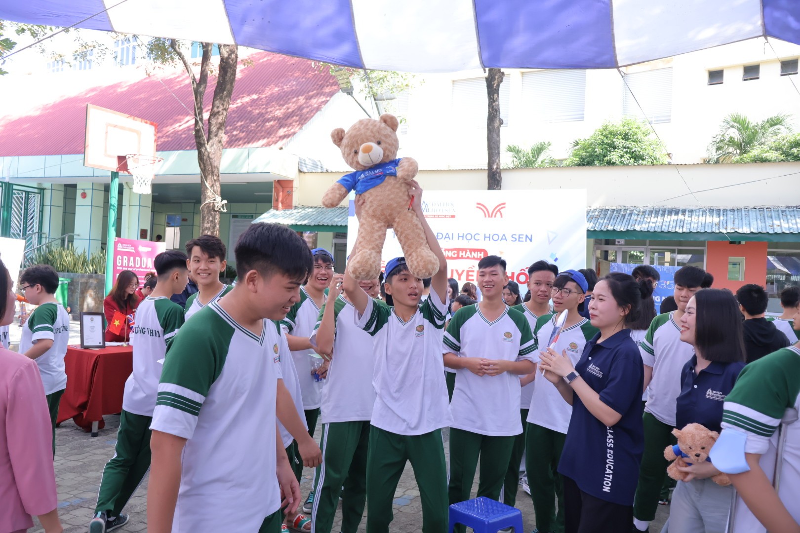 HSU lan tỏa tinh thần học tập tại Lễ hội Truyền thống Trường Trương Vĩnh Ký