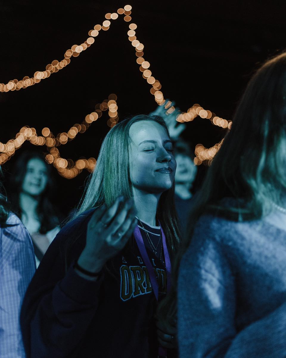 Dziewczyna z zamkniętymi oczami i podniesioną ręką