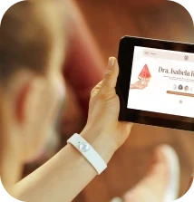 Pessoa acessando site de nutricionista no tablet – consulta de nutrição online
