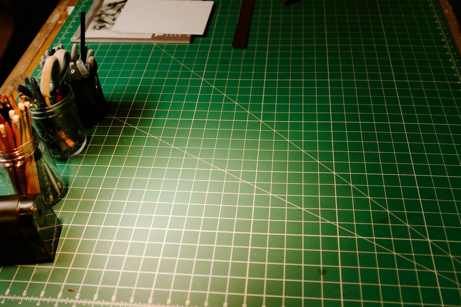 Découpe d’un patron avec cutter sur un tapis de coupe