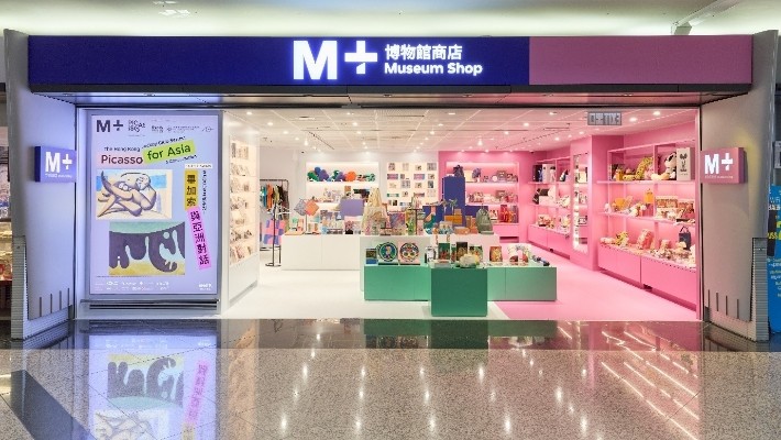 專業工程團隊於現場討論室內匹克球場地工程、運動地板選型及體育場館設計細節。