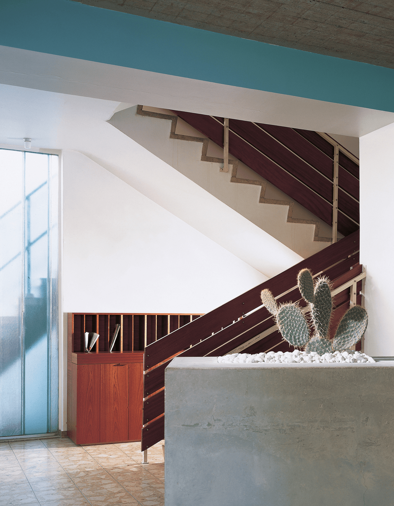 Nachtaufnahme des ersten tegut… teo in Fulda, warm beleuchtet und mit einer Schlange wartender Kund:innen vor dem Eingang.