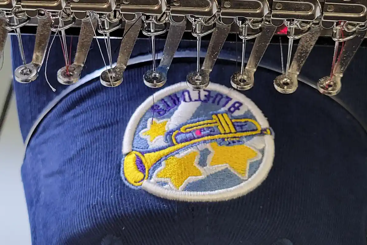 Bordado personalizado sobre gorra — técnica de personalización textil Barcelona