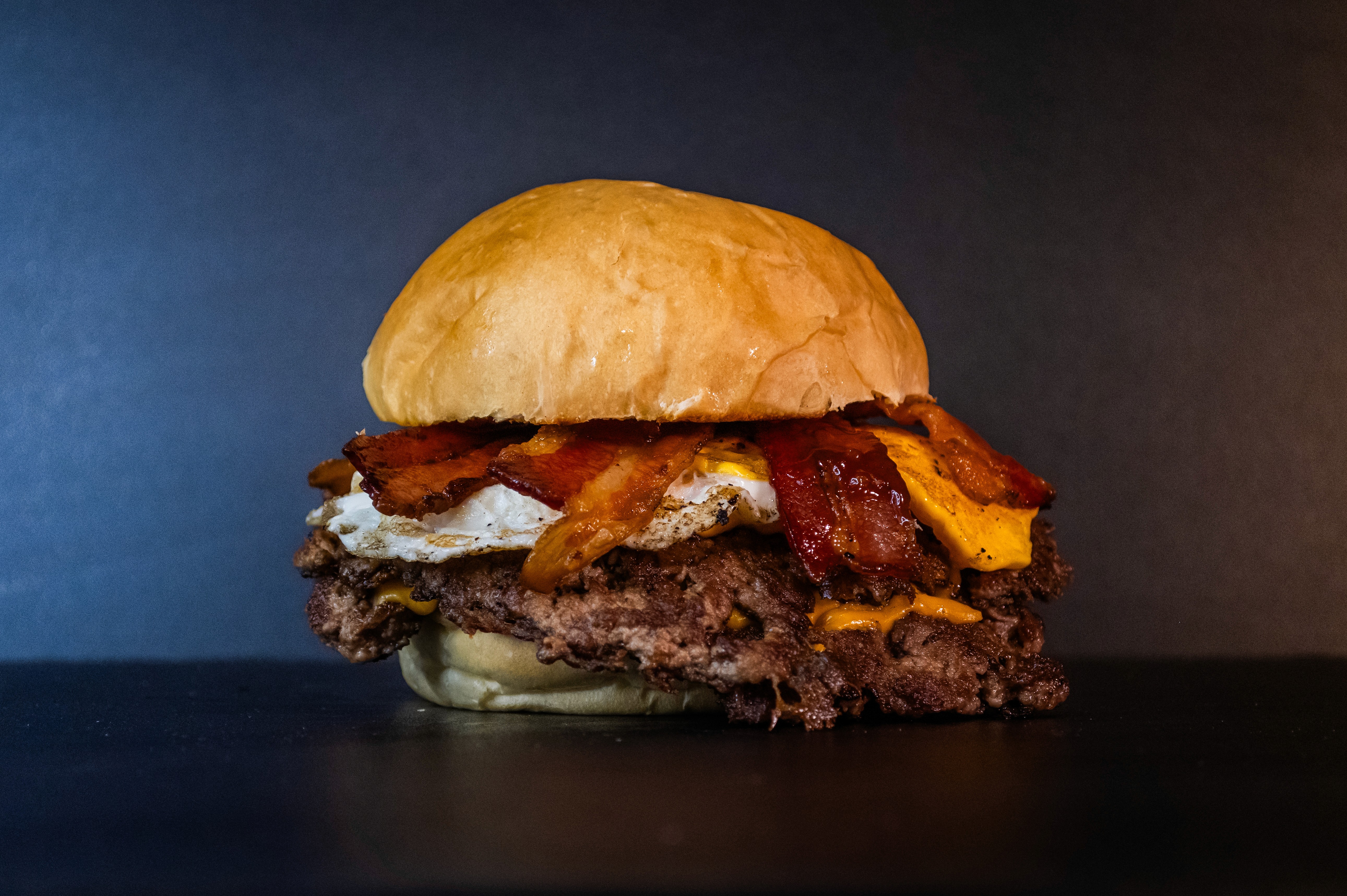 hamburguesa smash barbacoa con Huevo, panceta, barbacoa, cheddar.