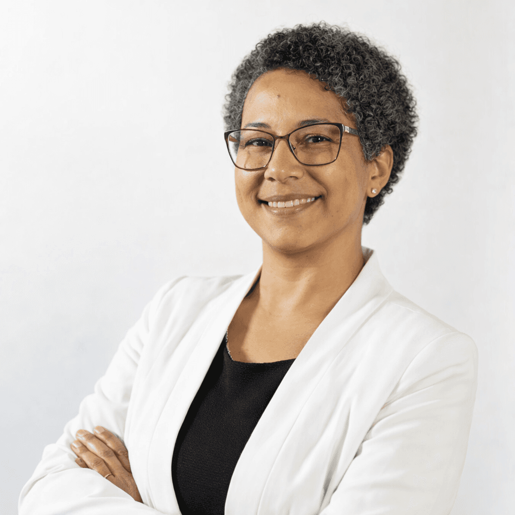 Mujer sonriendo a cámara