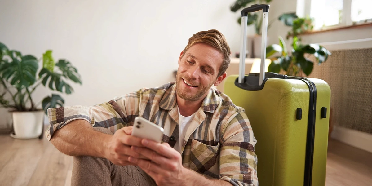 Pessoa recebendo mensagens no WhatsApp durante feriado