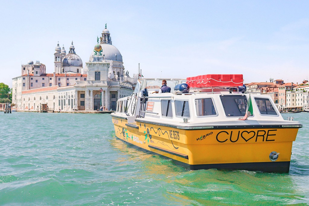 Le barche ibride di Alilaguna davanti alla Basilica della Salute in Canal Grande