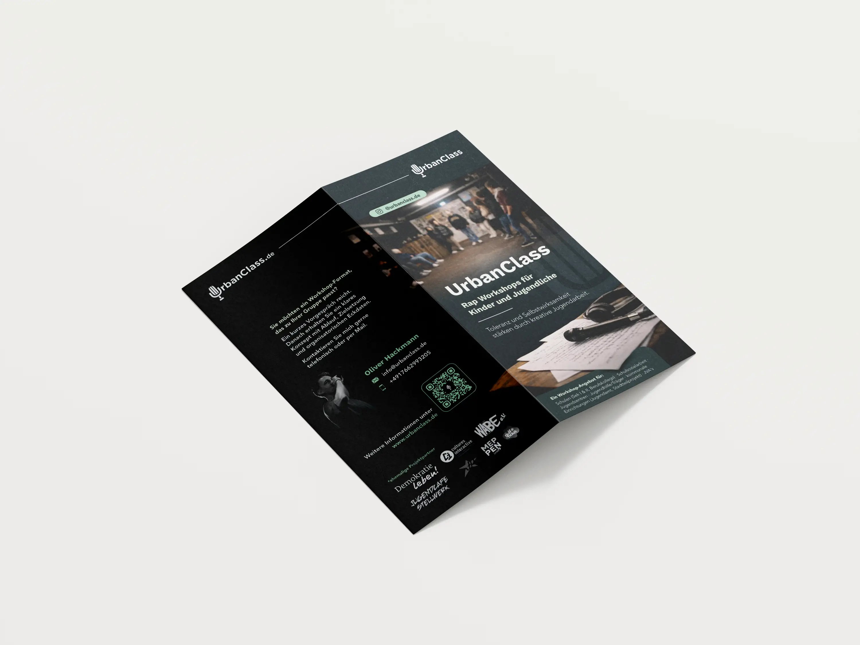 Titelseite des UrbanClass-Flyers für Rap-Workshops mit Blick auf die rechte Innenseite