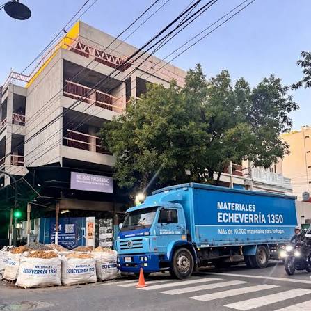 Camión de Materiales Echeverría frente al local en Belgrano