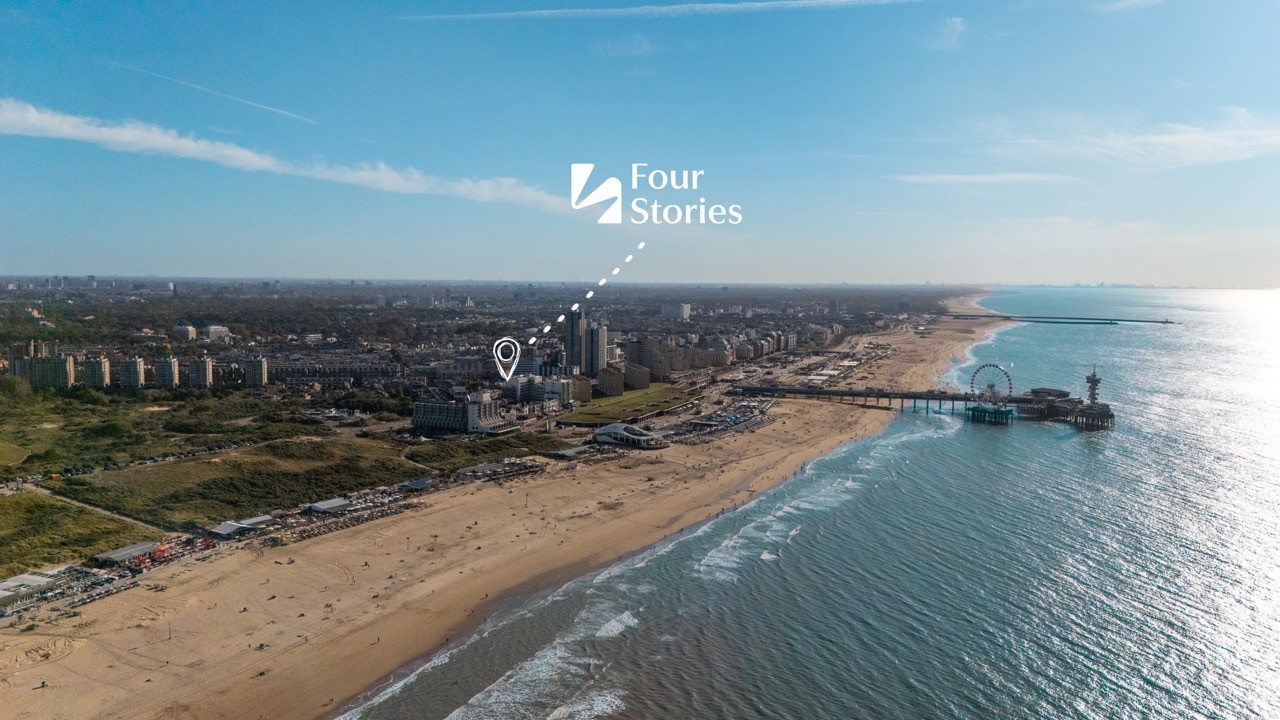 Luchtfoto van Scheveningen met locatie van Hotel Four Stories gemarkeerd