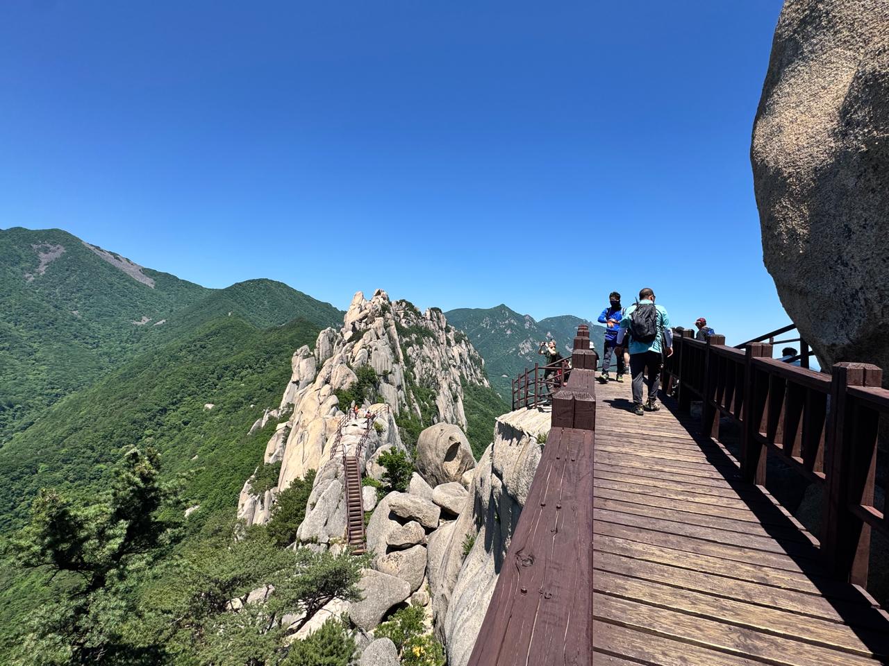 The path to the western viewing deck at the Ulsanbawi summit.