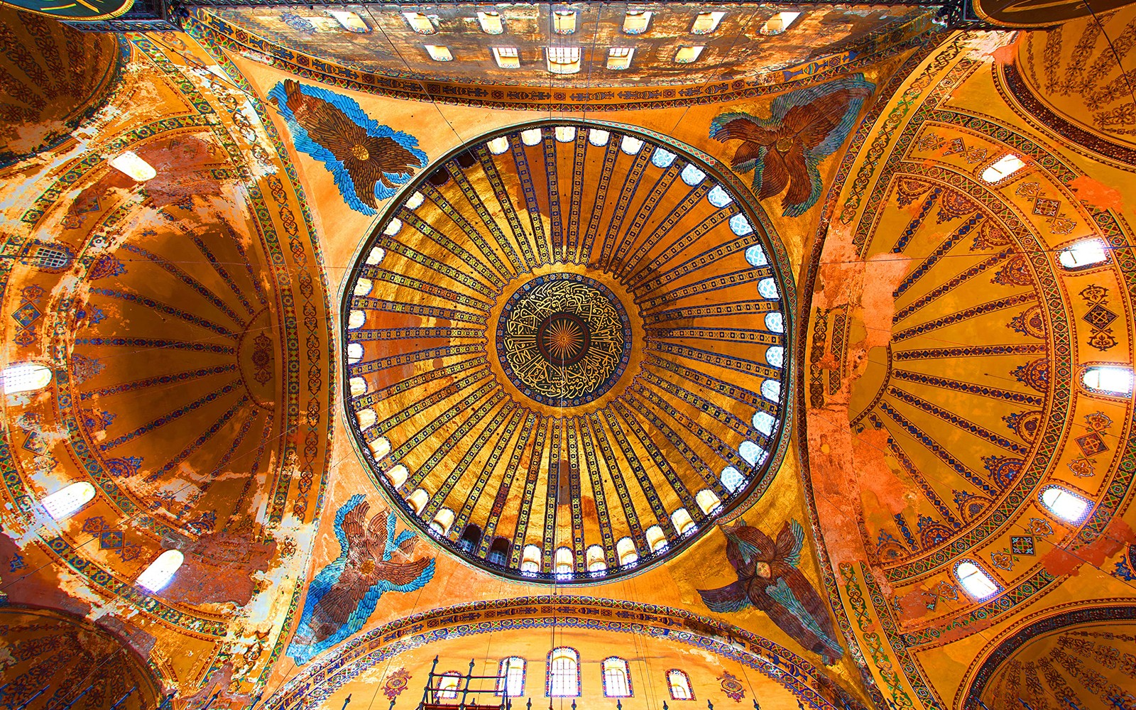 参加一场由历史学家带领的西班牙语导览活动，探索伊斯坦布尔的圣索非亚大教堂圆顶内错综复杂的马赛克艺术。