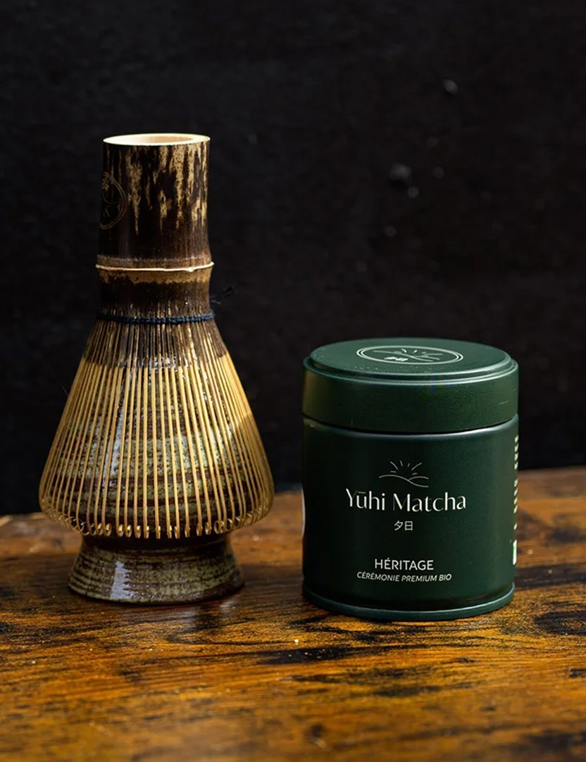 Canette 30g de matcha + Chasen posé sur la naoshi.