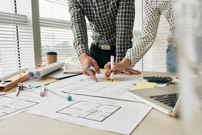 Architecte travaillant sur le plan d'un chantier