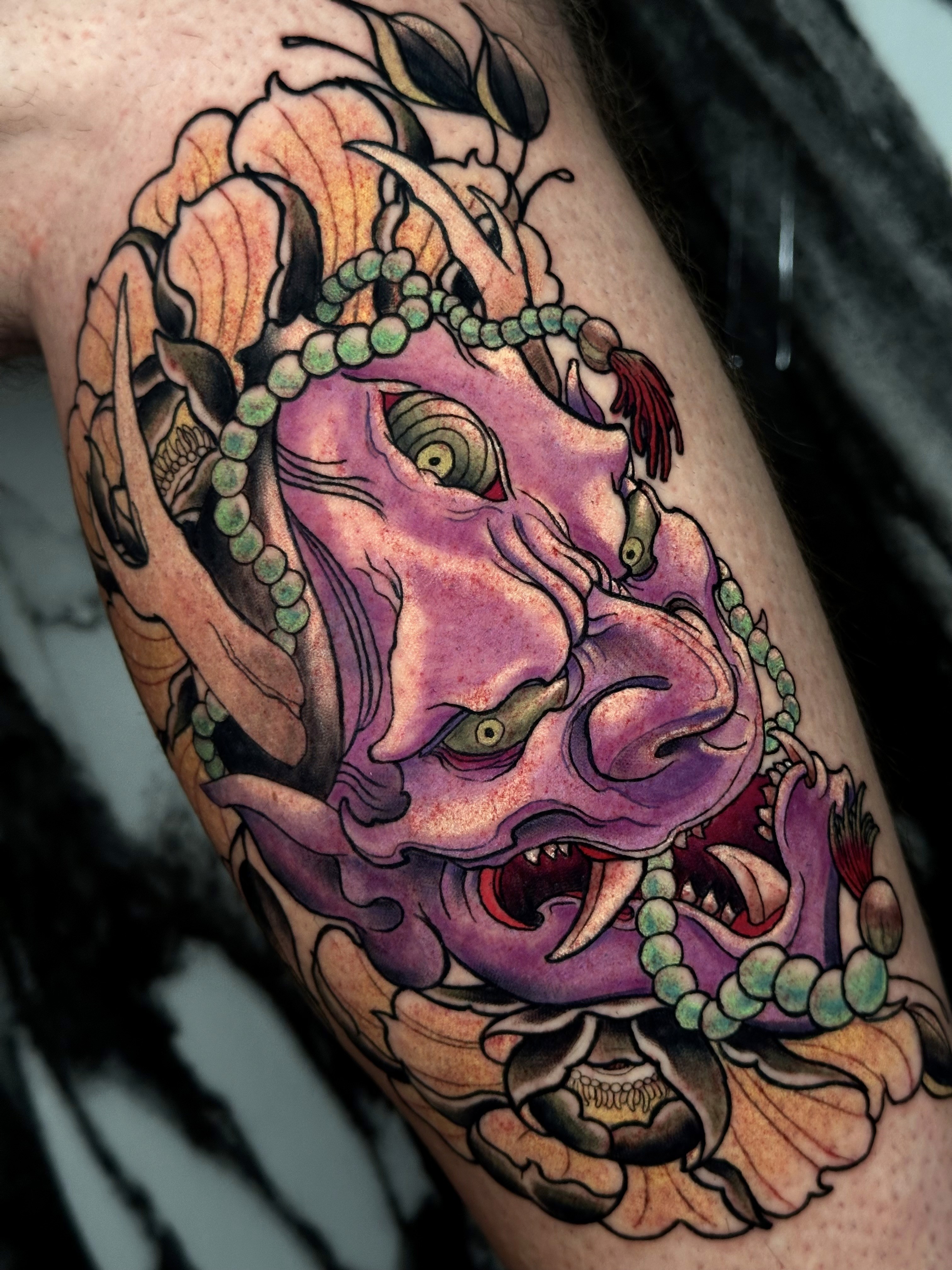 tatuaggio in stile giapponese sulla coscia