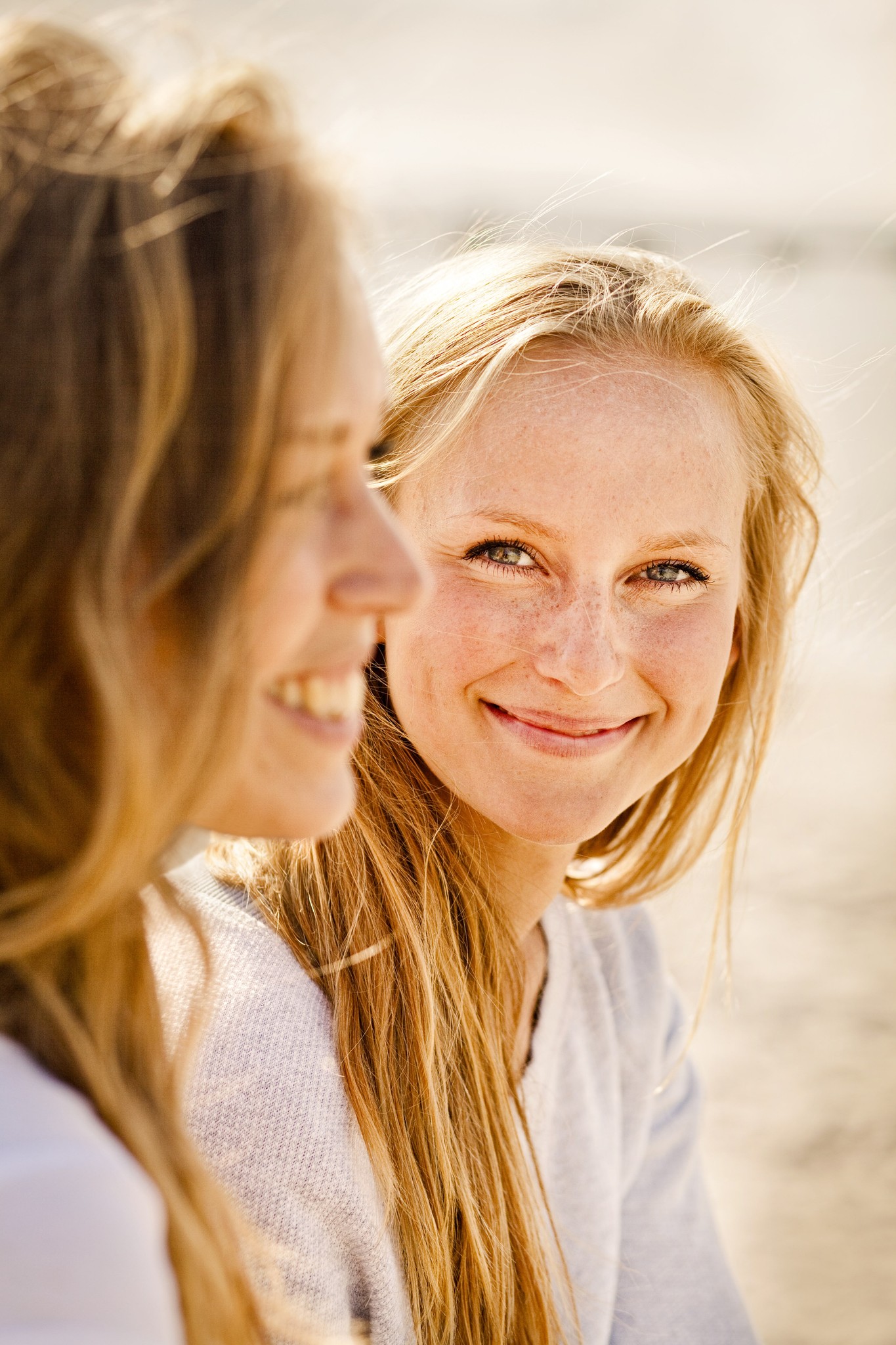 Junge blonde Frau mit einem leichten Lächeln